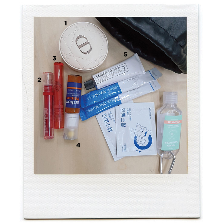 1 포에버 파우더 쿠션, 020 라이트, 7만9천원, Dior. 2 글래시 레이어 픽싱틴트, 02 베리 키치, 1만원, Lilybyred. 3 플래시 립 틴트, 픽 어 사이드, 1만5천원, 3CE. 4 이뮨, 7일분 3만4천원, Orthomol. 5 핸드크림, 159 레몬그라스, 30ml 1만7천원, L:a bruket. etc. 손 세정을 위한 소독제와 알코올 솜, 마우스 워시.