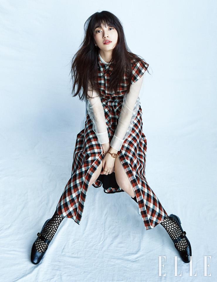 체크 패턴 드레스와 피시넷 블라우스, 블랙 삭스, 펀칭 디테일의 힐, 진주 이어링, 볼드한 로고 장식의 브레이슬렛, 체인 브레이슬렛, 하트 모티프의 링, 별 모티프의 링은 모두 Dior.