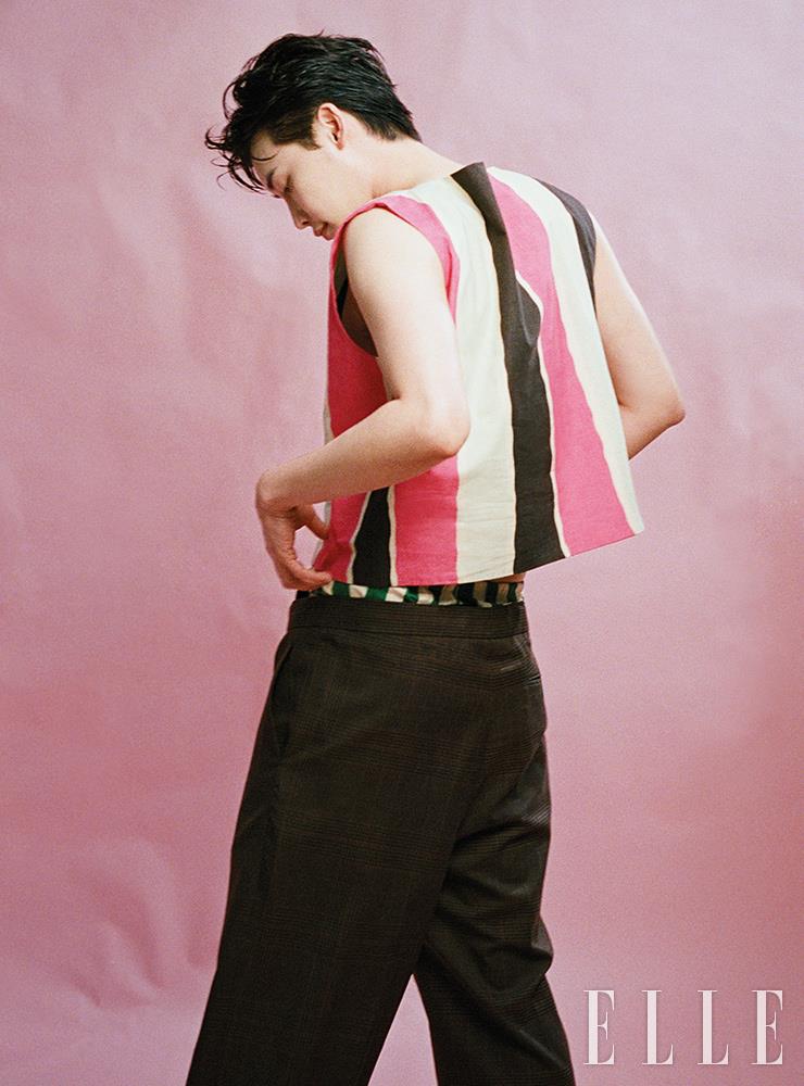 멀티컬러 스트라이프 패턴의 슬리브리스 톱과 스트라이프 쇼츠, 와이드 팬츠는 모두 Prada.