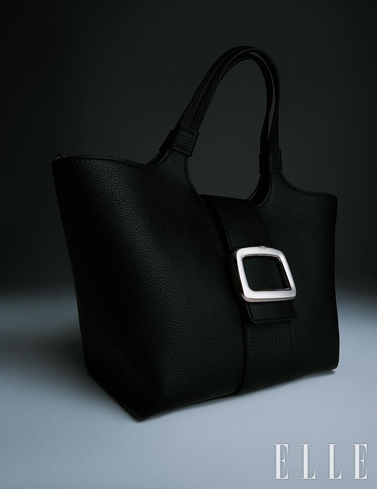 메탈 버클 장식이 돋보이는 ‘그랑 비비에 쇼크’ 미니 백은 Roger Vivier.