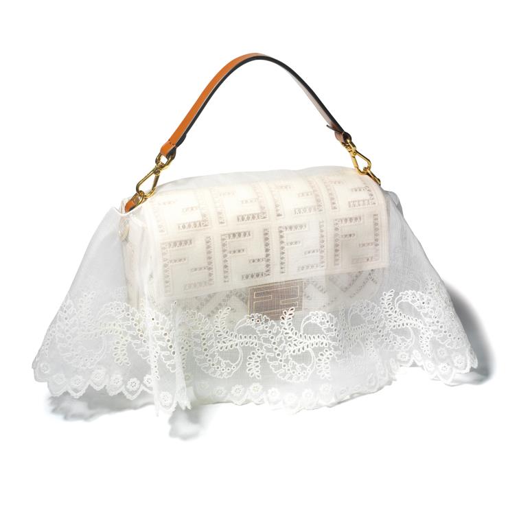 탈착이 가능한 레이스 커버는 1백만원대, ‘바게트’ 백은 4백만원대, 모두 Fendi.