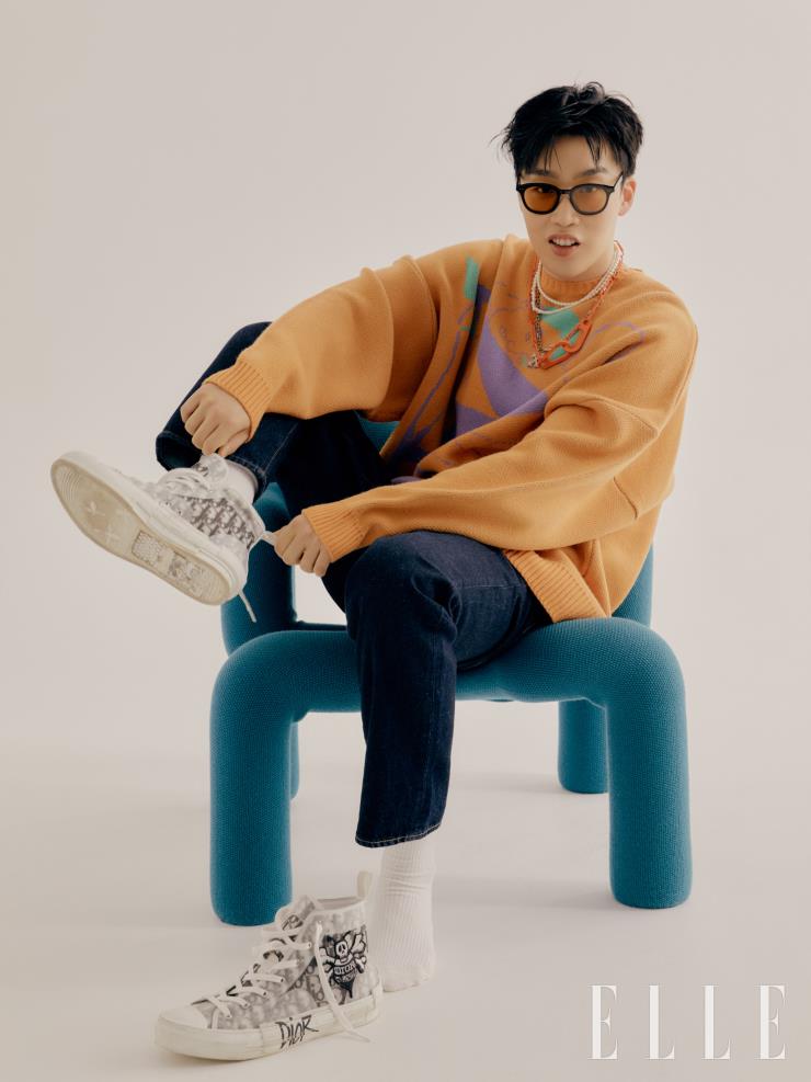 오버사이즈 니트는 Ajo Ajobyjo. 팬츠는 Levi’s. 네크리스와 네크리스로 연출한 오렌지 컬러 벨트는 모두 Off-White™. 선글라스는 Gentle Monster. 진주 네크리스는 Vintage Hollywood. 스니커즈는 Dior Men.