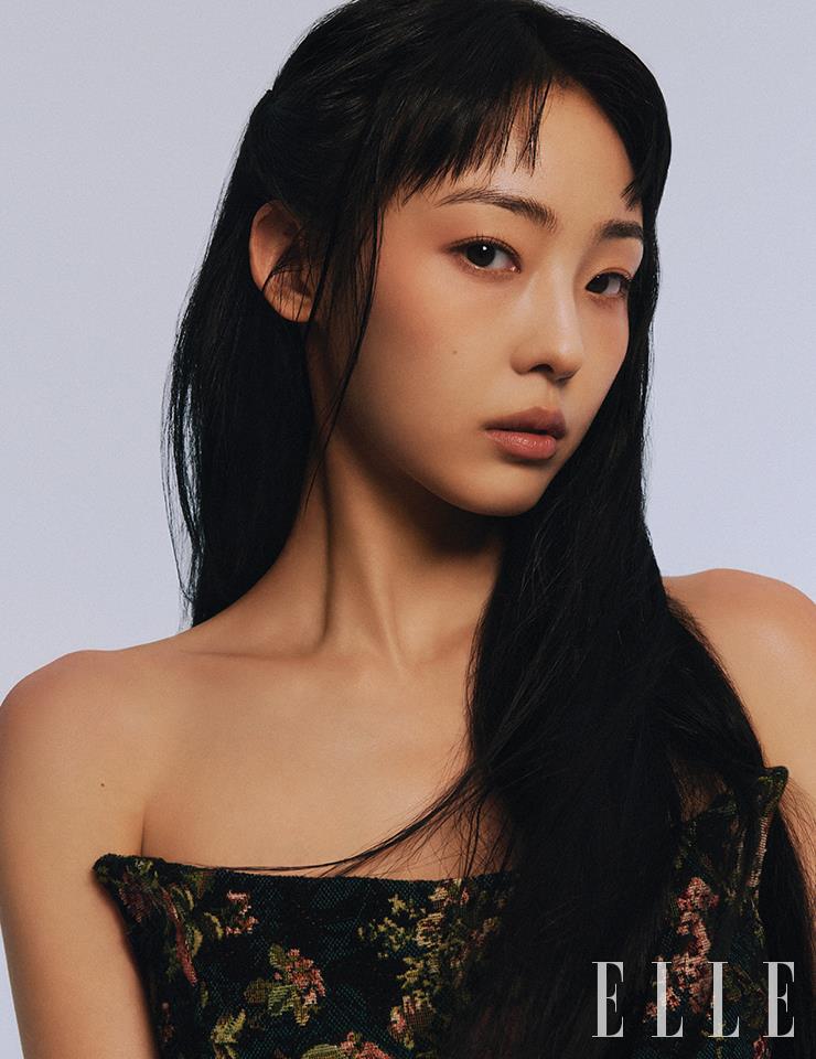 전소니가 입은 플라워 패턴의 드레스는 Leey.Leey.
