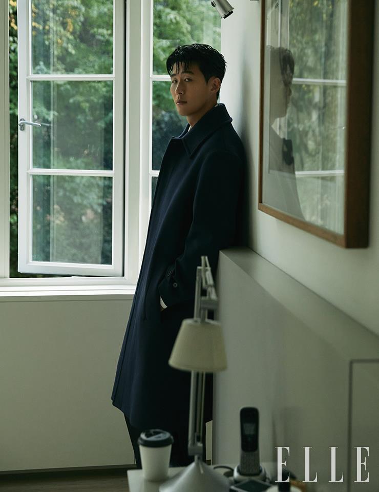 짙은 남색 카 코트와 화이트 셔츠, 블랙 팬츠는 모두 Burberry.