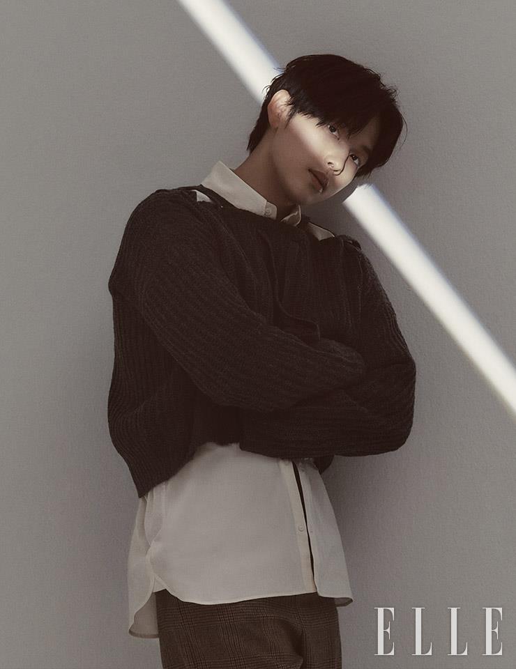아이보리 셔츠와 벌키한 그레이 니트는 모두 Prada. 브라운 체크 팬츠는 Celine Homme by Hedi Slimane.