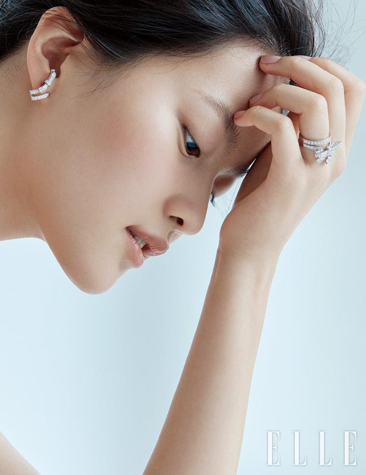 리본에서 영감을 얻은 루반 컬렉션 이어링과 링은 모두 Chanel Fine Jewelry.
