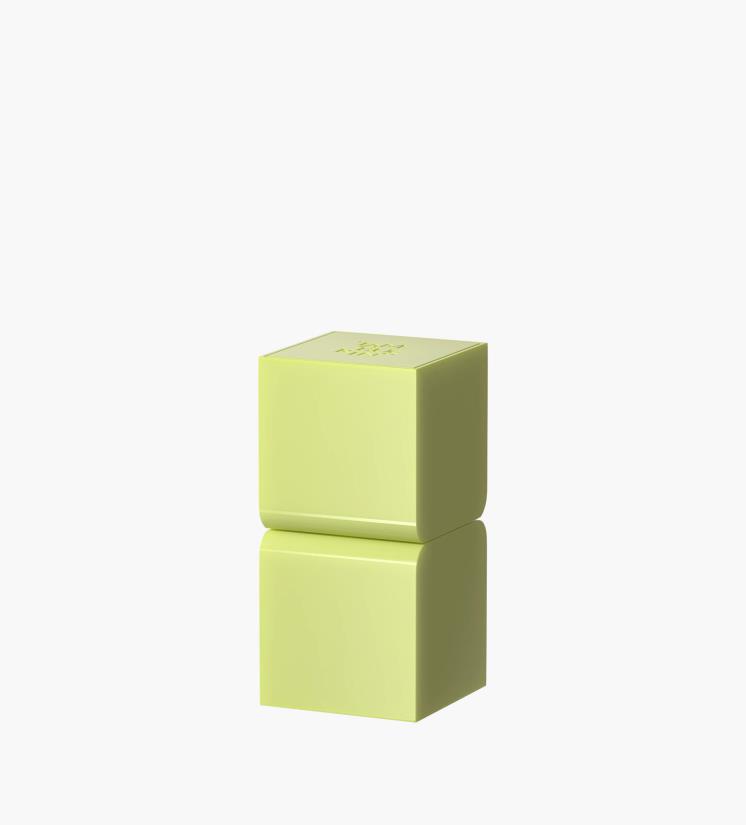 기존 향수 보틀 캡 두개를 합쳐 놓은 듯한 디자인. 스틱 밤 타입.