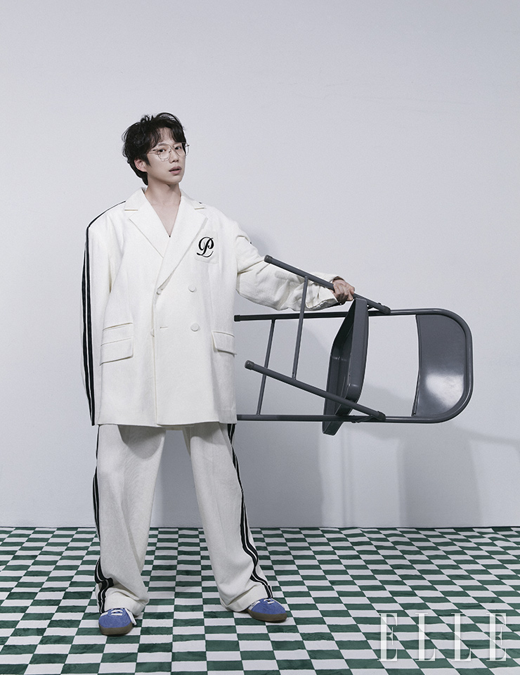 스트라이프 수트는 People of the World. 스니커즈는 Adidas. 안경은 Gentle Monster.