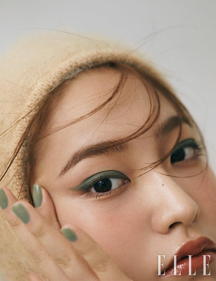 베이지 니트 모자는 Miu Miu.