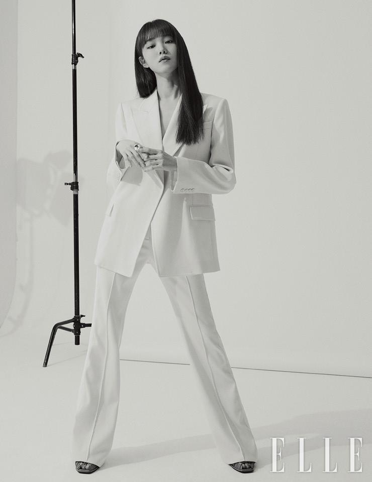 날렵한 실루엣의 화이트 수트와 레드 스트랩 슈즈는 모두 Givenchy. 