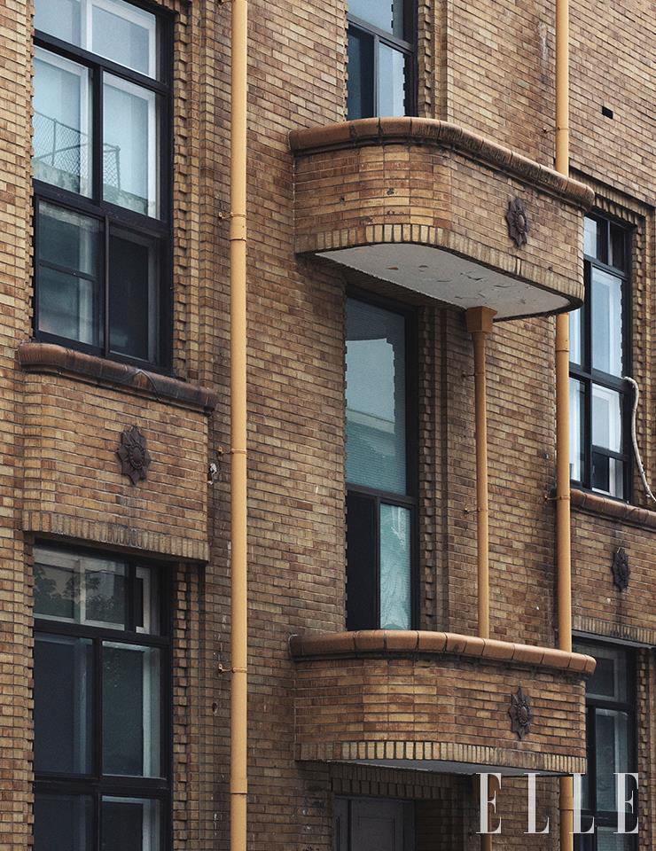 당시 유행처럼 즐겨 사용된 스크래치 타일의 외벽. 충남도청 구청사 본관은 30~40년대의 근대 도시가 지닌 활력과 경쾌함, ‘모던’ 대전의 상징이다.