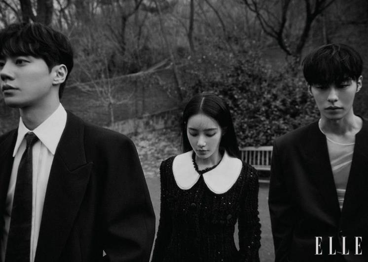이준영이 입은 셔츠와 타이, 코트는 모두 Alexander McQueen. 홍수주가 입은 트위드 드레스는 Dolce & Gabbana. 이재욱이 입은 재킷은 We11done. 이너 웨어 톱은 Wooyoungmi.