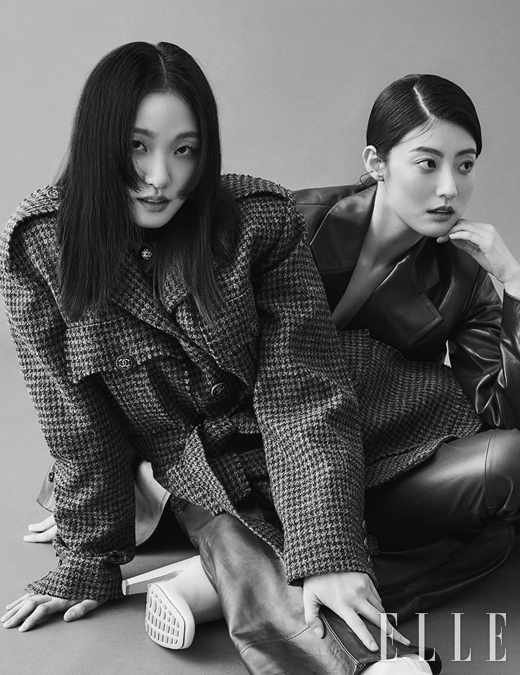 김고은이 입은 레더 셔츠와 팬츠, 울 재킷과 트위드 부츠는 모두 Chanel. 남지현이 입은 브라운 레더 재킷과 브라운 레더 트라우저는 모두 Bottega Veneta.