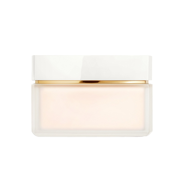 홀리데이 컬렉션으로 출시된 N°5 바디 크림, 12만9천원, Chanel.