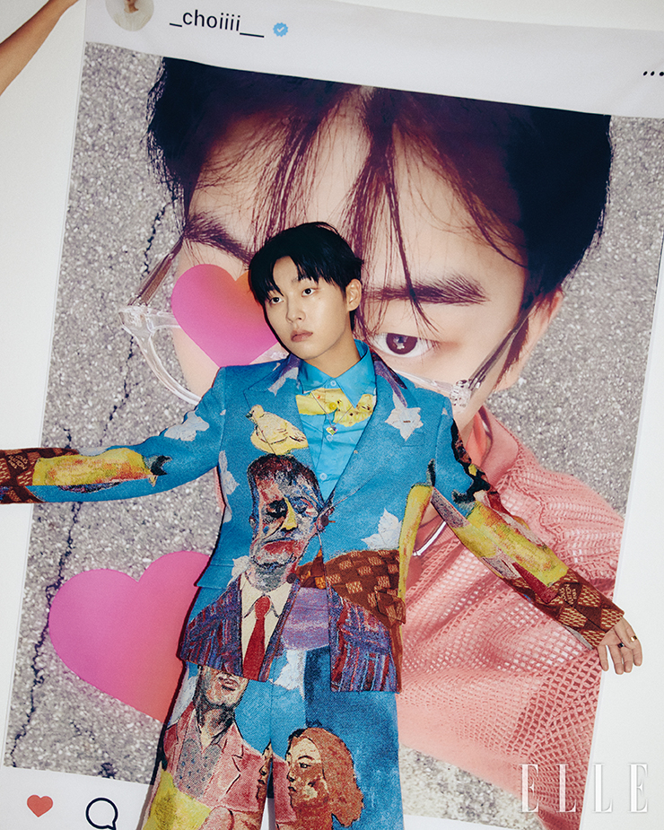 셔츠, 재킷, 팬츠, 스니커즈, 네크리스, 링은 모두 Louis Vuitton.