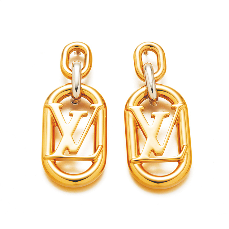 큰 로고로 포인트를 준 더블 링 이어링은 가격 미정, Louis Vuitton.