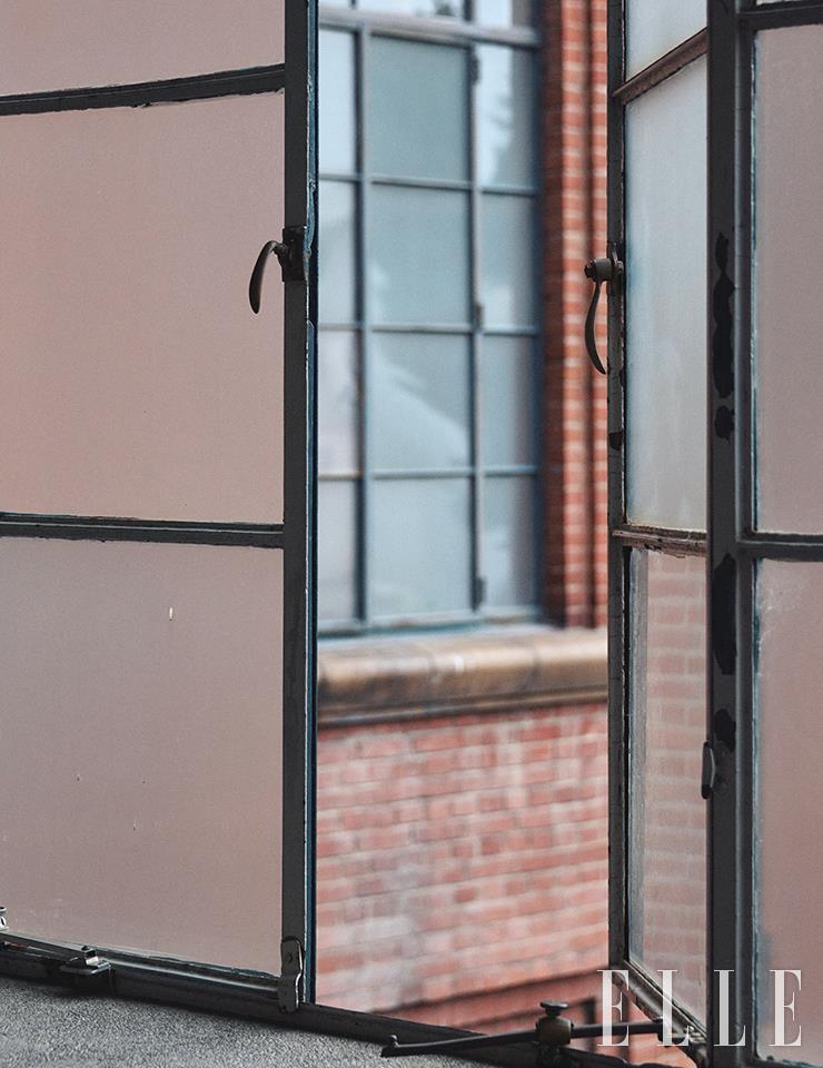 문을 180˚로 열 수 있도록 하는 이중 경첩과 문틀에 낸 경첩 모양의 홈.