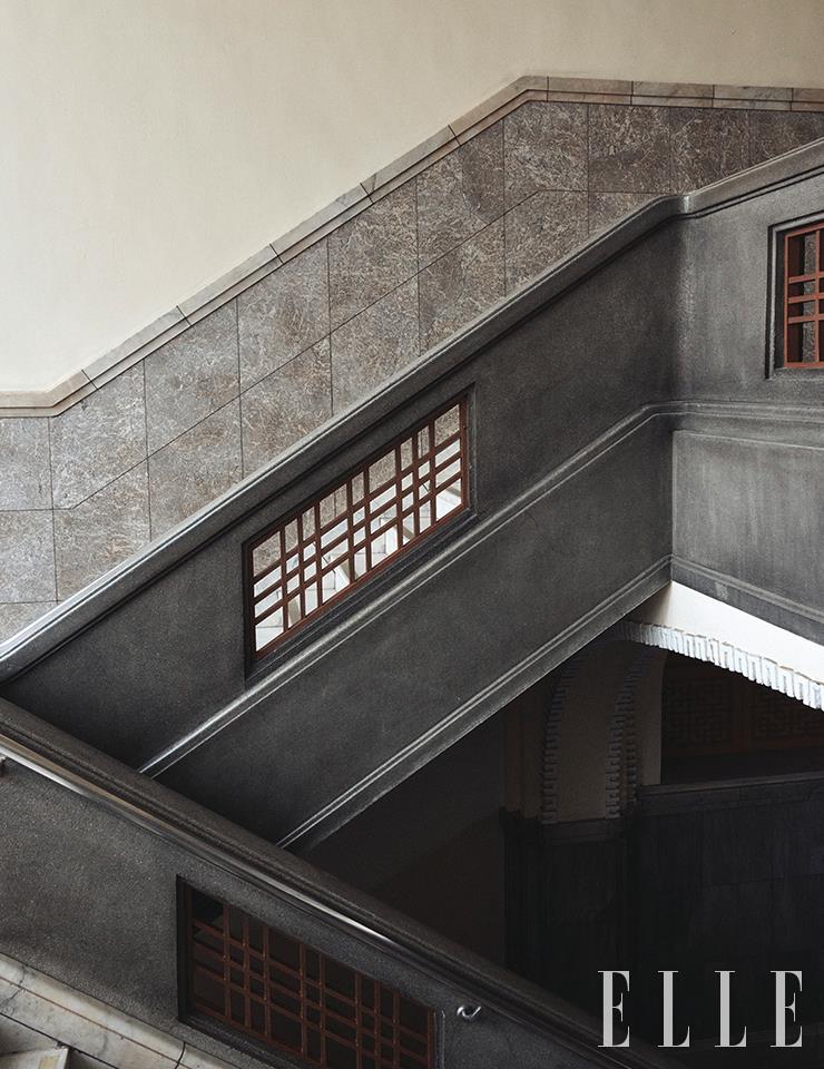 1층 로비에서 2층으로 오르는 중앙 계단의 좌우 난간은 모두 인조석 물 갈기로 마감했다.