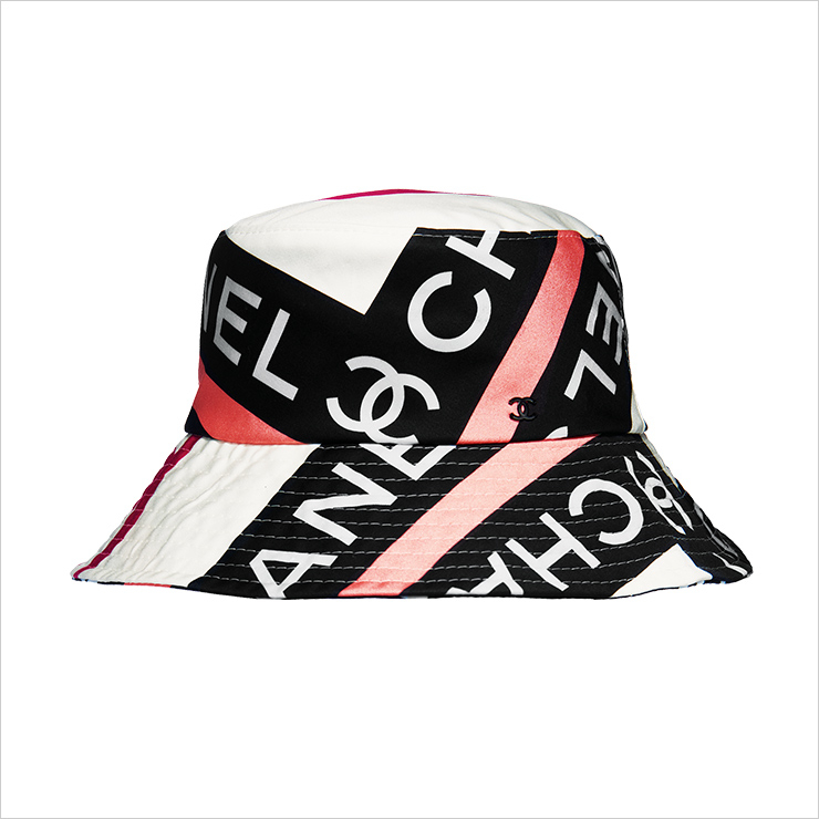 로고 이니셜이 새겨진 코튼 버킷 햇은 가격 미정, Chanel.