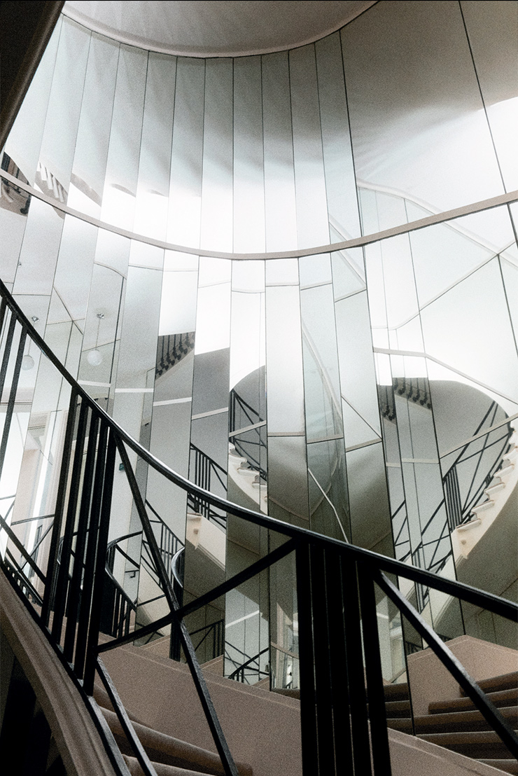 ‘31 LE ROUGE’의 투명한 글라스 케이스는 깡봉가 31번지에 있는 아르데코 계단에 늘어선 거울에서 영감을 받았다.