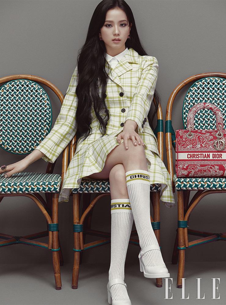 프레피 스타일로 연출한 체크 재킷과 스커트, 화이트 셔츠, 스포티한 니트 삭스, 메리 제인 슈즈, 표범 모티프의 이어링과 링, 레이디 디 라이트 백은 모두 Dior.