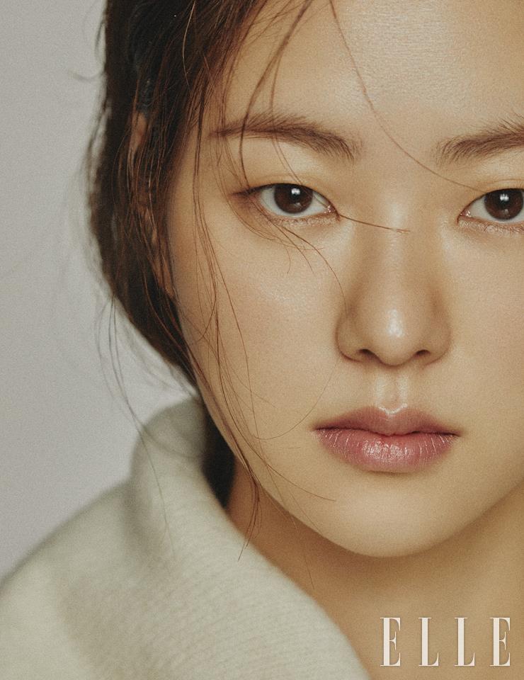 크림 컬러의 스웨터는 Lemaire. 