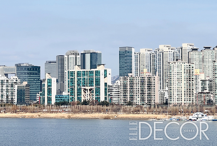 차로 올림픽대로를 지나면서 포착한 용산구 이촌동의 아파트 스카이라인. 한국의 전형적인 아파트 외관을 한눈에 담을 수 있다.