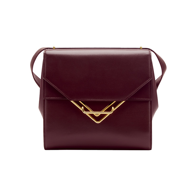 모던한 골드 잠금장치를 더한 스퀘어 백은 3백98만원, Bottega Veneta.