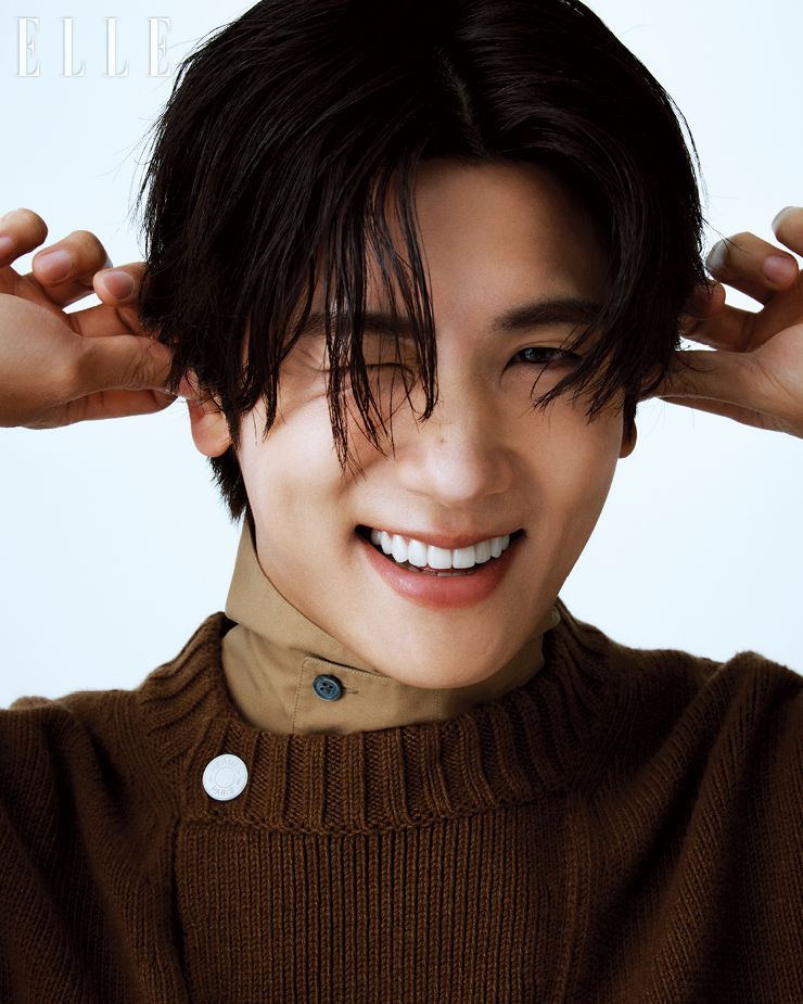 니트와 셔츠는 모두 Hermès. 