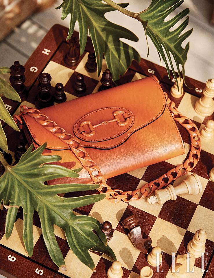 비비드한 컬러감이 돋보이는 오렌지 레더 ‘구찌 홀스빗 1955’ 스몰 미니백은 Gucci.