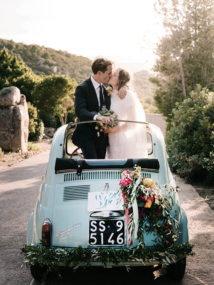 소피와 대니얼은 본식이 끝난 후 아트 500 빈티지 카를 타고 리셉션이 열리는 리조트로 향했다. 