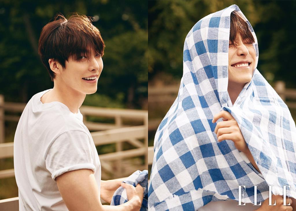 화이트 티셔츠는 Acne Studios. 비즈 네크리스는 스타일리스트 소장품.