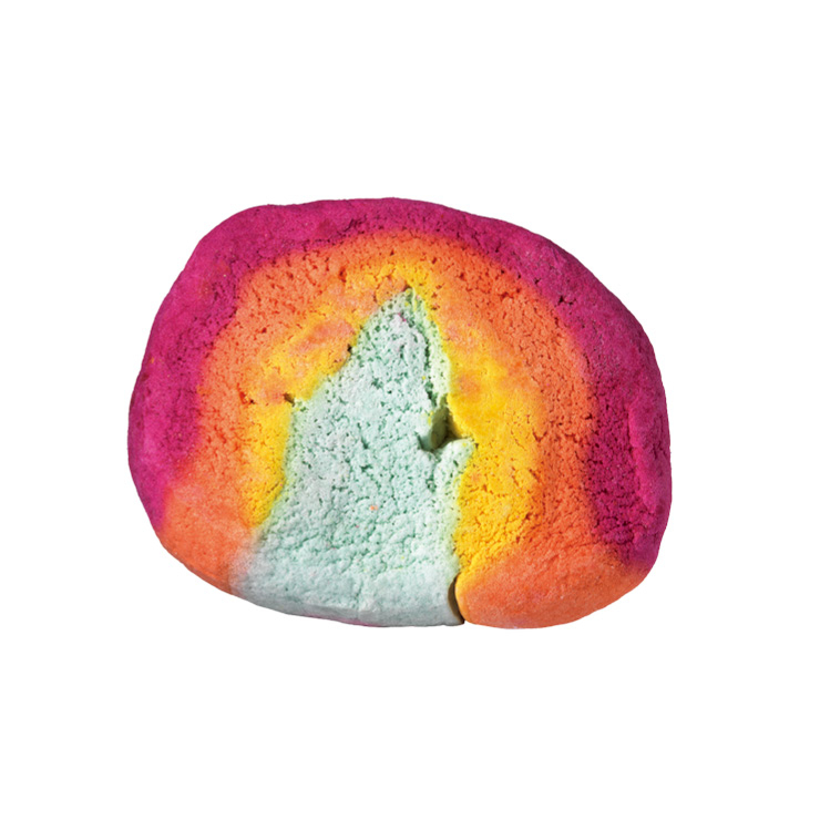 상큼한 레몬 오일이 피부에 활기를 되찾아주고, 벤조인의 스파이시한 향기가 입욕 시간을 한층 더 풍성하게 만들어주는 레인보우, 2만원, Lush.