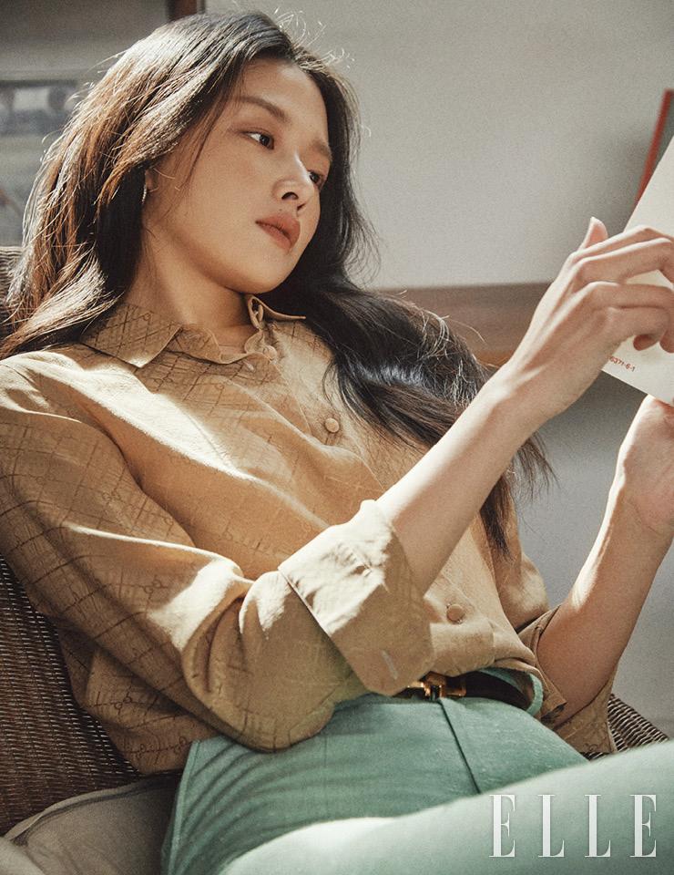 로고 패턴의 블라우스는 1백55만원, 그린 컬러 팬츠는 1백40만원, 모두 Gucci. 골드 장식의 벨트는 58만원, Salvatore Ferragamo. 후프 이어링은 20만8천원, Recto.