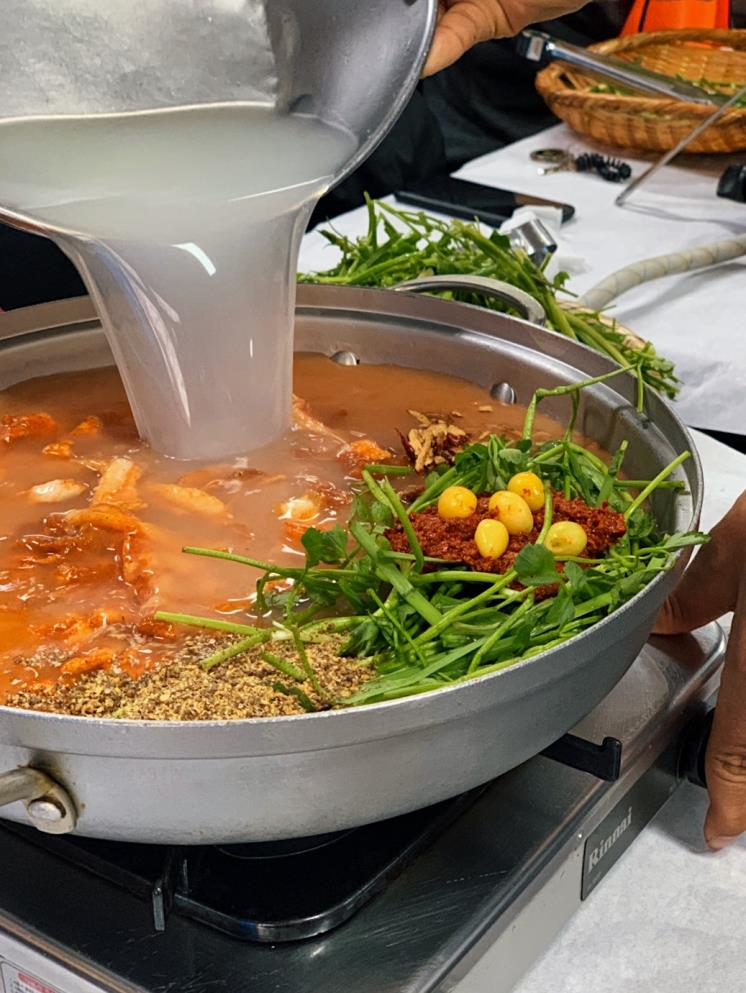 100마리 넘는 오리뼈로 푹 고은 육수