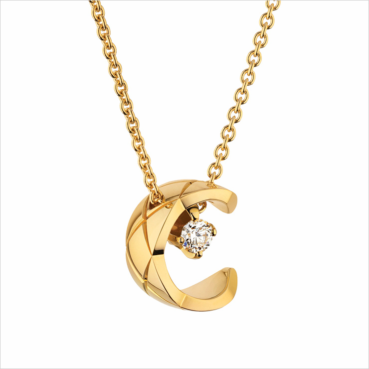 알파벳 ‘C’를 모티프로 디자인한 펜던트 네크리스.