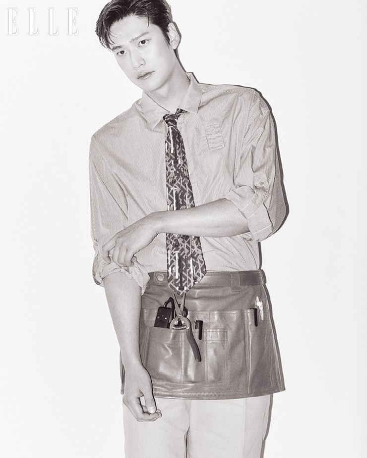 스트라이프 셔츠와 코튼  팬츠 , 레더  에이프런 , 타이는  모두  Fendi. 