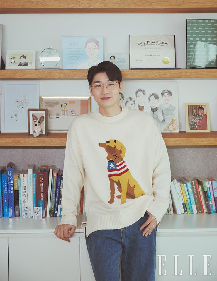 수의사 설채현. 상담실 벽면을 가족과 반려견의 사진으로 꾸몄다.