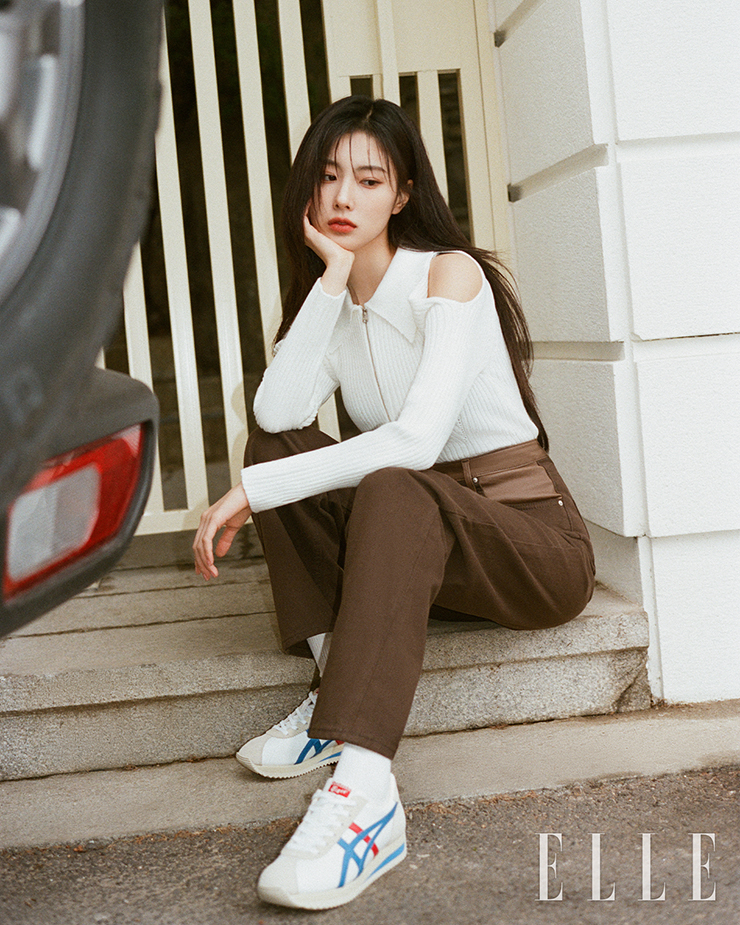 클래식한 디자인으로 레트로스트릿 감성을 자아내며 밑창의 헤링본 패턴이 돋보이는 MOAL 77 NM은 Onitsuka Tiger. 톱은 Yuse. 팬츠는 Leuni. 삭스는 스타일리스트 소장품.