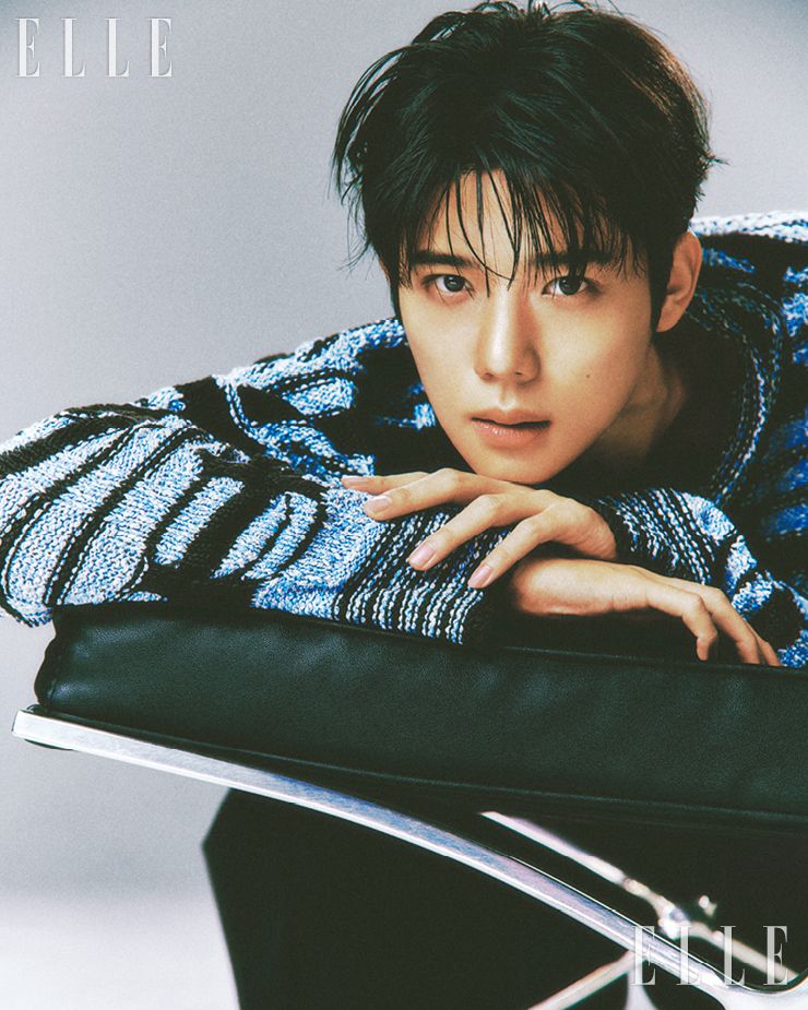 니트  톱과  팬츠는  모두 Bottega Veneta.