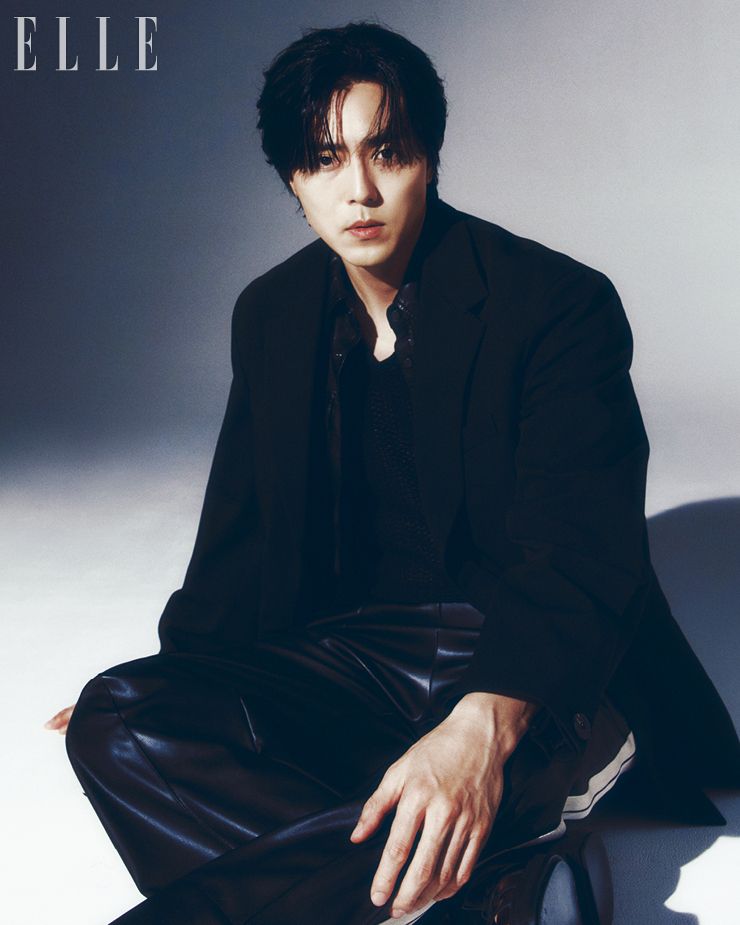 재킷은 Wooyoungmi. 슬리브리스는 Heute. 셔츠는 Allsaints. 팬츠는 Palm Angels.