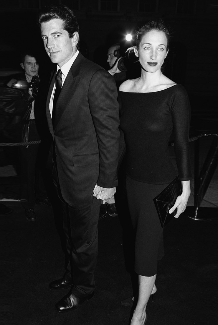 미니멀한 올블랙 스타일링은 동서고금을 막론하고 영원한 클래식이죠! 