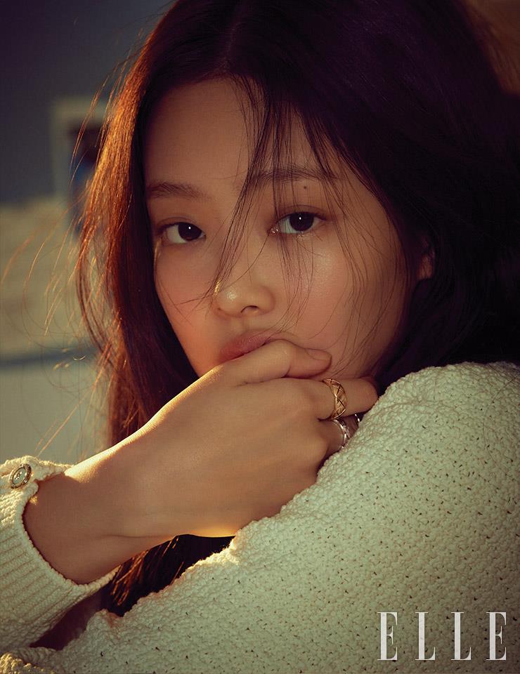검지에 낀 베이지골드 코코 크러쉬 스몰 링, 중지에 낀 31개의 라운드 컷 다이아몬드를 세팅한 화이트골드 코코 크러쉬 스몰 링. 레이어드한 베이지골드 코코 크러쉬 미니 링은 모두 Chanel Fine Jewelry.