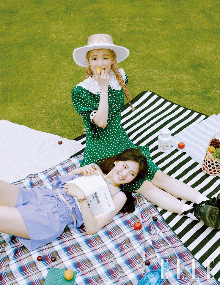 효정의 슬리브리스 톱과 쇼트 팬츠는 모두 Nancyboo. 목걸이는 Kanco x Fruta. 승희가 입은 레이스 칼라의 그린 원피스는 Miu Miu. 플랫폼 슈즈는 Dr. Martens. 삭스는 스타일리스트 소장품. 포크파이 햇은 Hatstory.