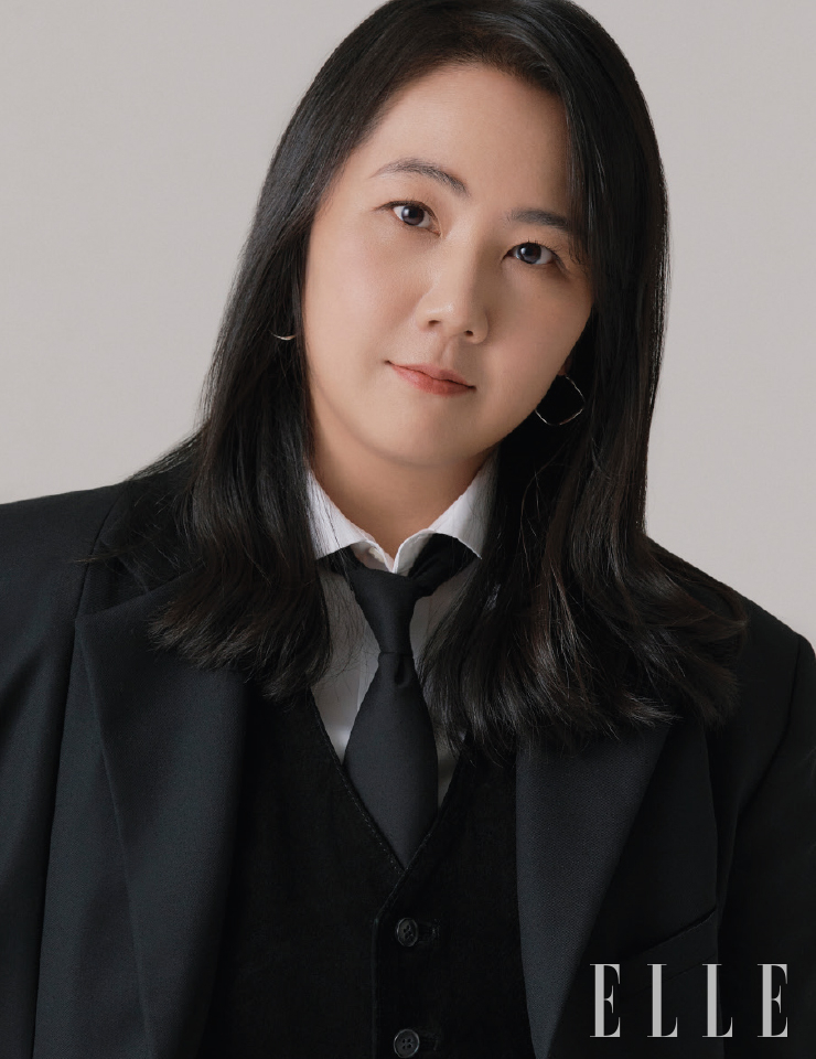  배수현이 입은 블랙 재킷은 Delada, 이어링과 셔츠,베스트는 모두 스타일리스트 소장품.