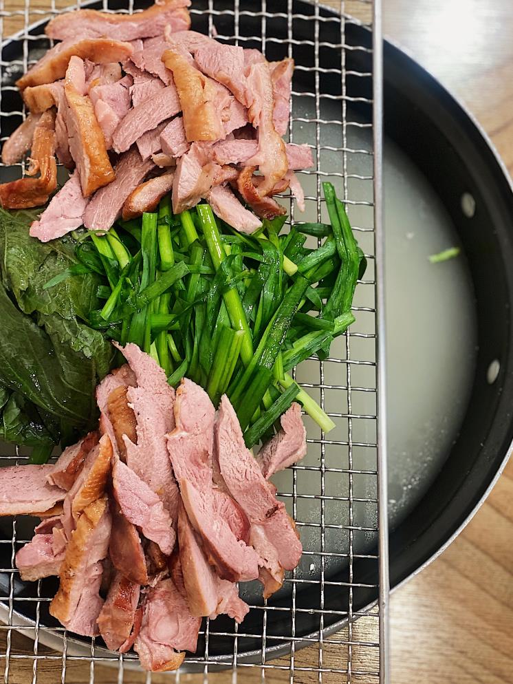 훈제오리 + 부추 + 깻잎의 조화.