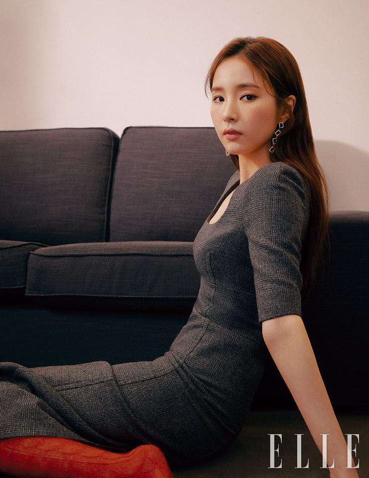 그레이 원피스와 니트 스타킹은 모두 Prada. 드롭 이어링은 Ille Lan.