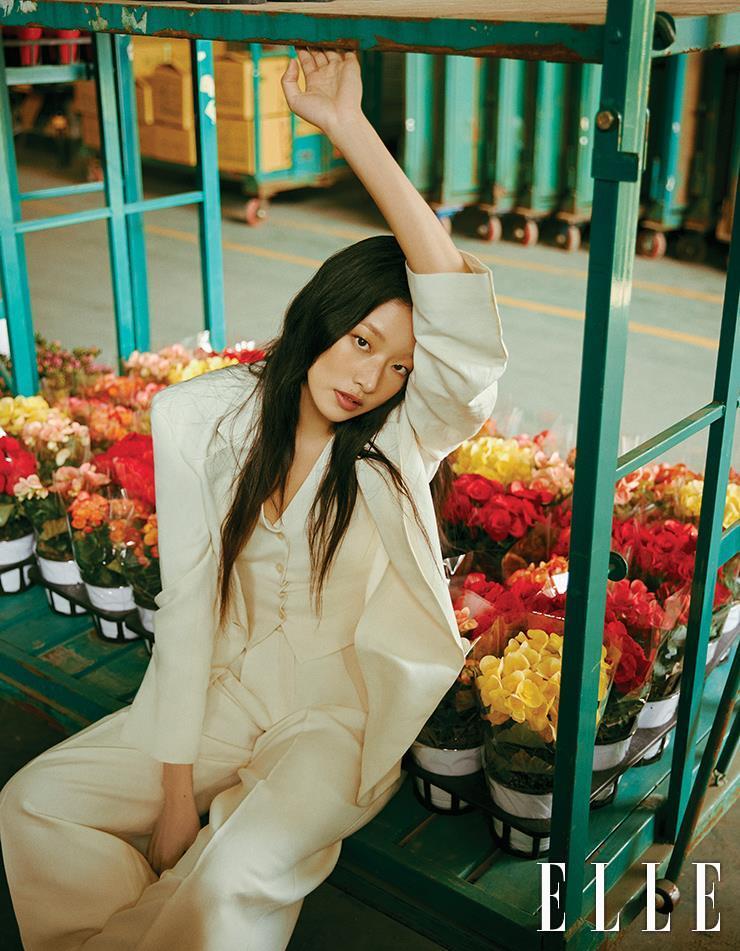 리넨 소재의 보이프렌드 핏 베스트와 재킷, 와이드 팬츠는 Weekend Max Mara.