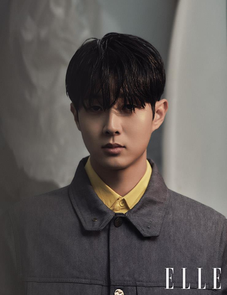 버튼다운 데님 재킷과 옐로 셔츠는 모두 Louis Vuitton Men’s Collection.
