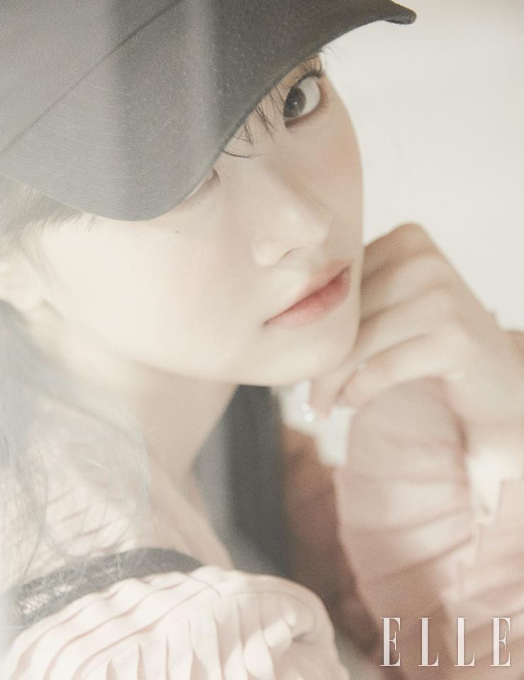 주얼 장식의 플리츠 드레스는 Ports 1961. 블랙 볼 캡은 Nike.